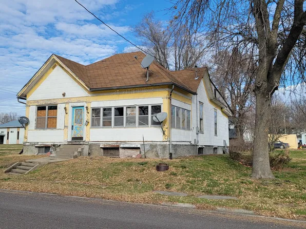 421 Armstrong St, Slater, MO 65349