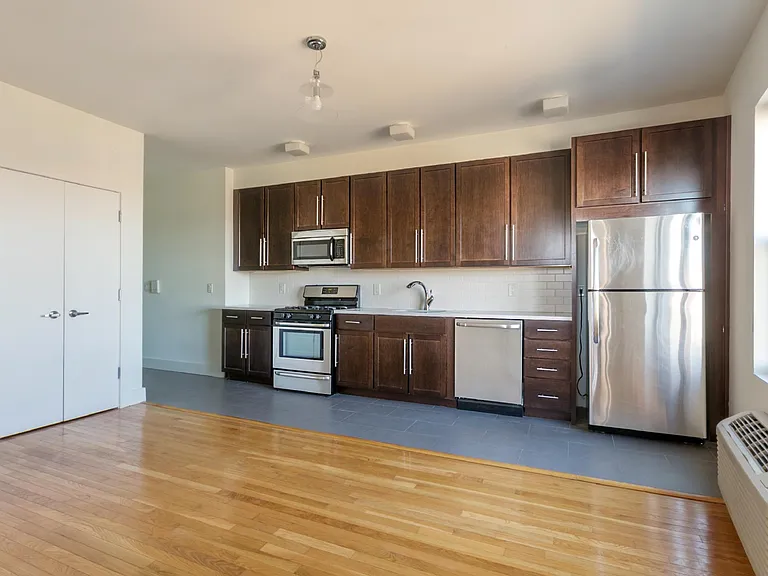366 West Side — Photo 18