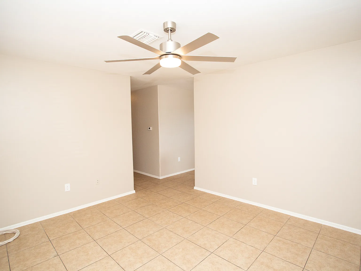 3 bed, 1000 sqft, $1,520 — Photo 4