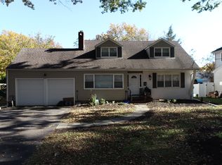 977 Country Club Dr, Teaneck, NJ 07666