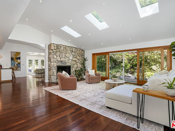 3rd image of 3452 Mandeville Canyon Rd