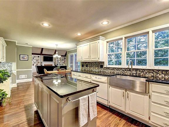 5th image of 8690 Lake Glen Ct