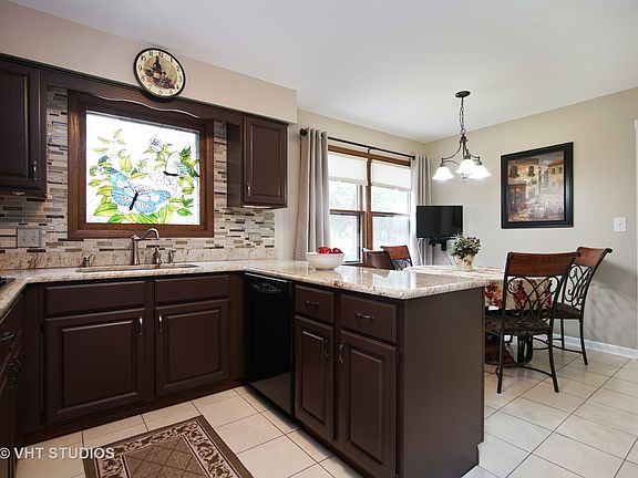 3rd image of 1920 E Burr Oak Dr
