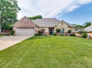 414 Navajo Trl, Lake Kiowa, TX 76240