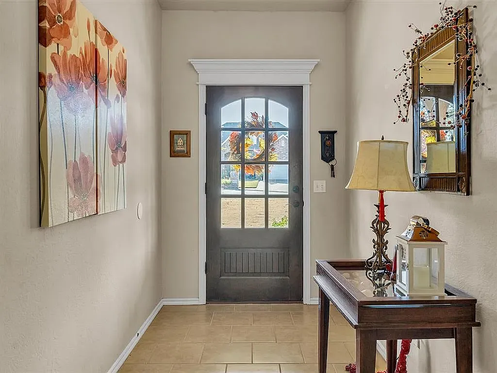 4 bed, 2341 sqft, $2,600 — Photo 3