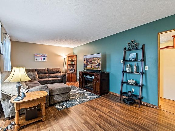 4th image of 1733 Thornridge Rd NW