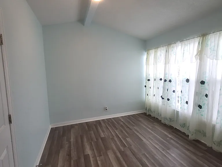 513 Hollyhock Ln — Photo 5