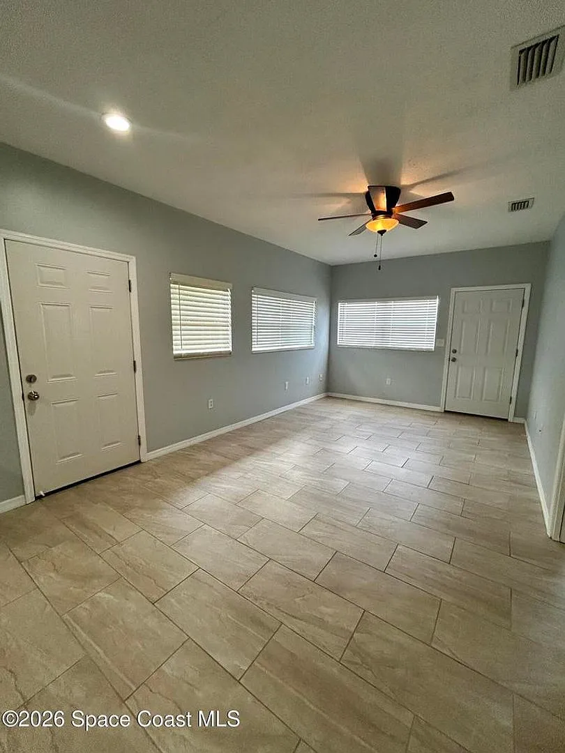 Adorable duplex walking distance to beach — Photo 2
