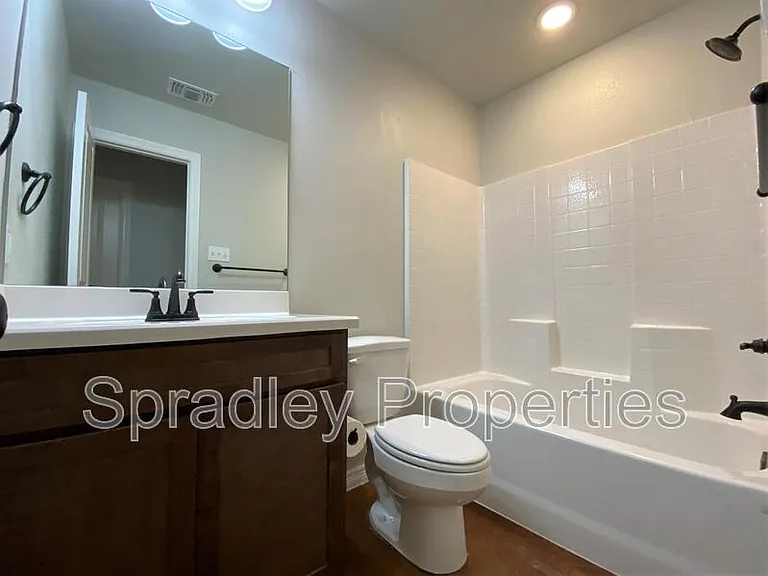 204 Juniper Dr #B — Photo 5