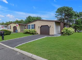 96 Village Cir W, Manorville, NY 11949