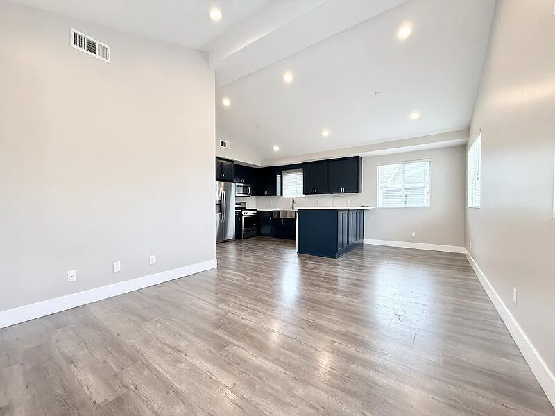 3 bed, 2.0 bath, 1074 sqft, $3,195 — Photo 3
