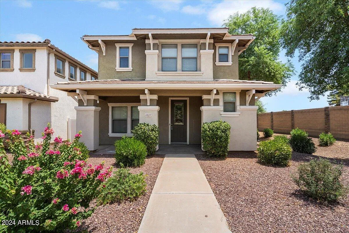 3 bed, 2.5 bath, 1816 sqft, $2,300 — Photo 1