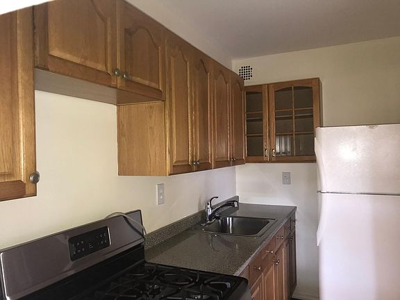 4th image of 2050 Randall Ave #3F