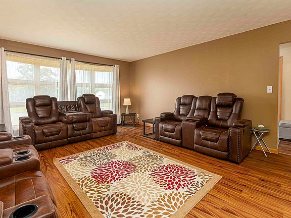 4th image of 905 Fairlane Dr