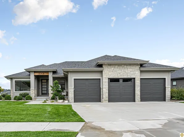 10105 S 98th St, Papillion, NE 68046