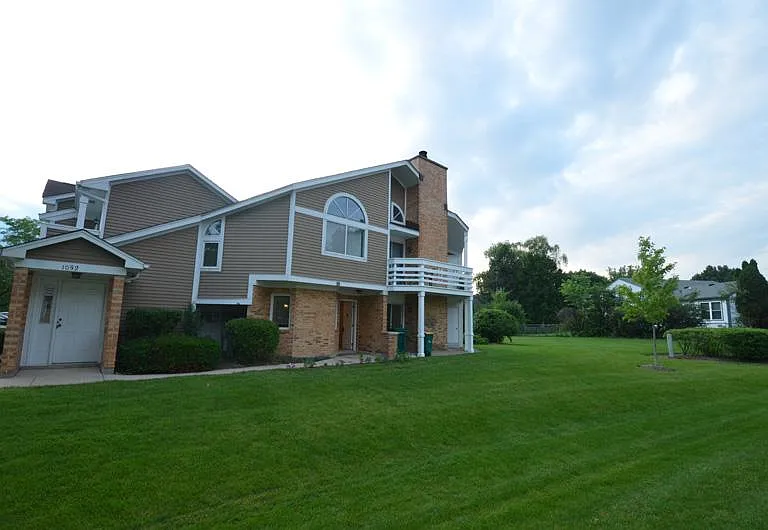 1045 Courtland Dr — Photo 1