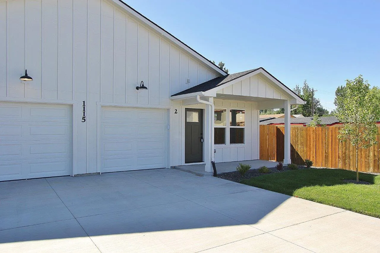3 bed, 1091 sqft, $1,885 — Photo 1