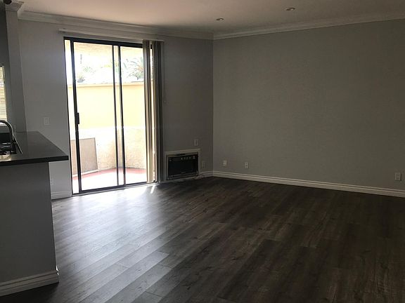 2nd image of 2107 N Beachwood Dr #205