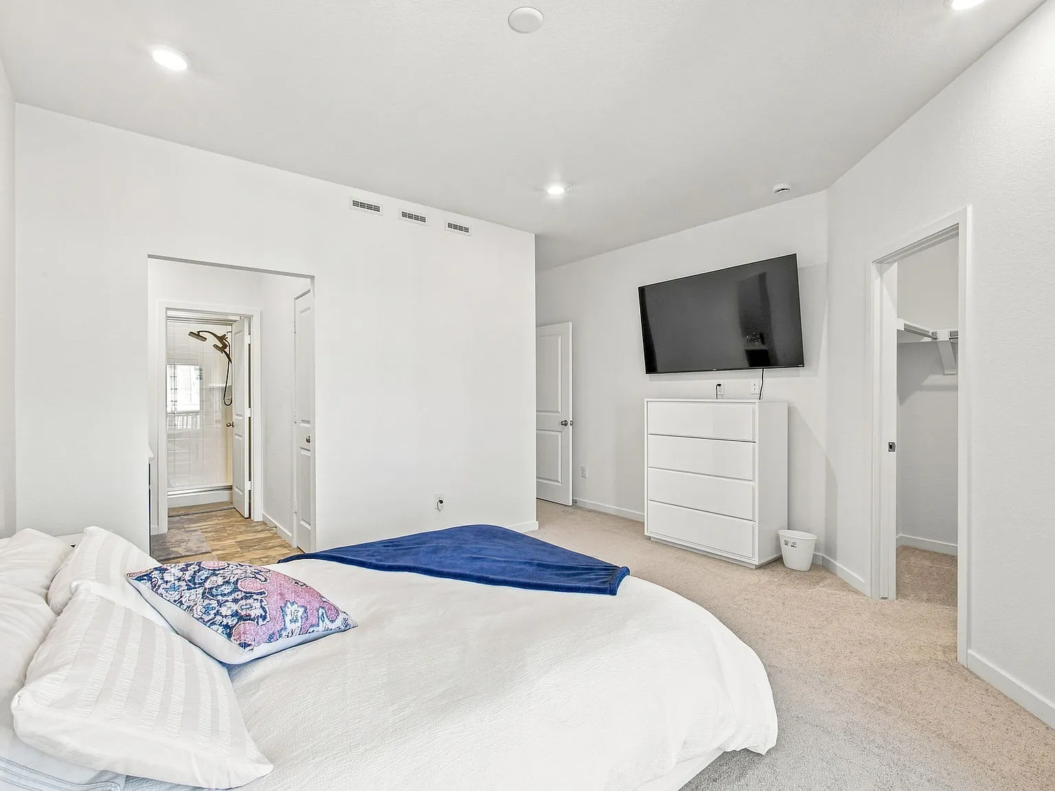 2 bed, $4,400 — Photo 3