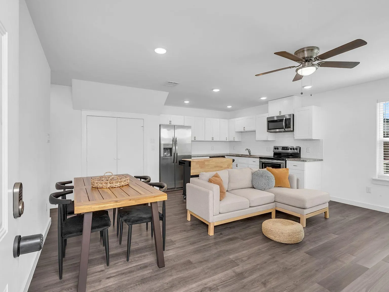 3 bed, 2.0 bath, 2320 sqft, $1,700 — Photo 2