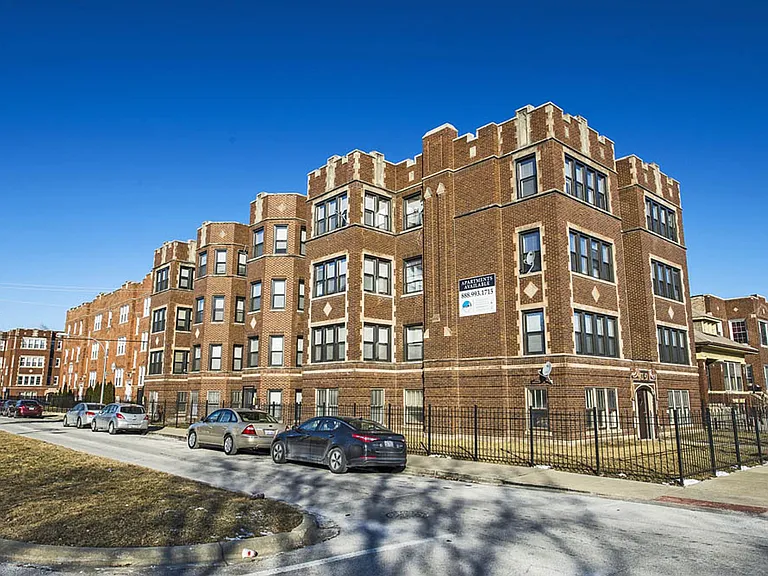 1704 W 77th St — Photo 9