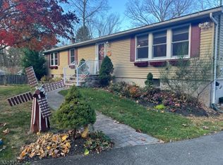 10 Oriole Rd, Oak Ridge, NJ 07438