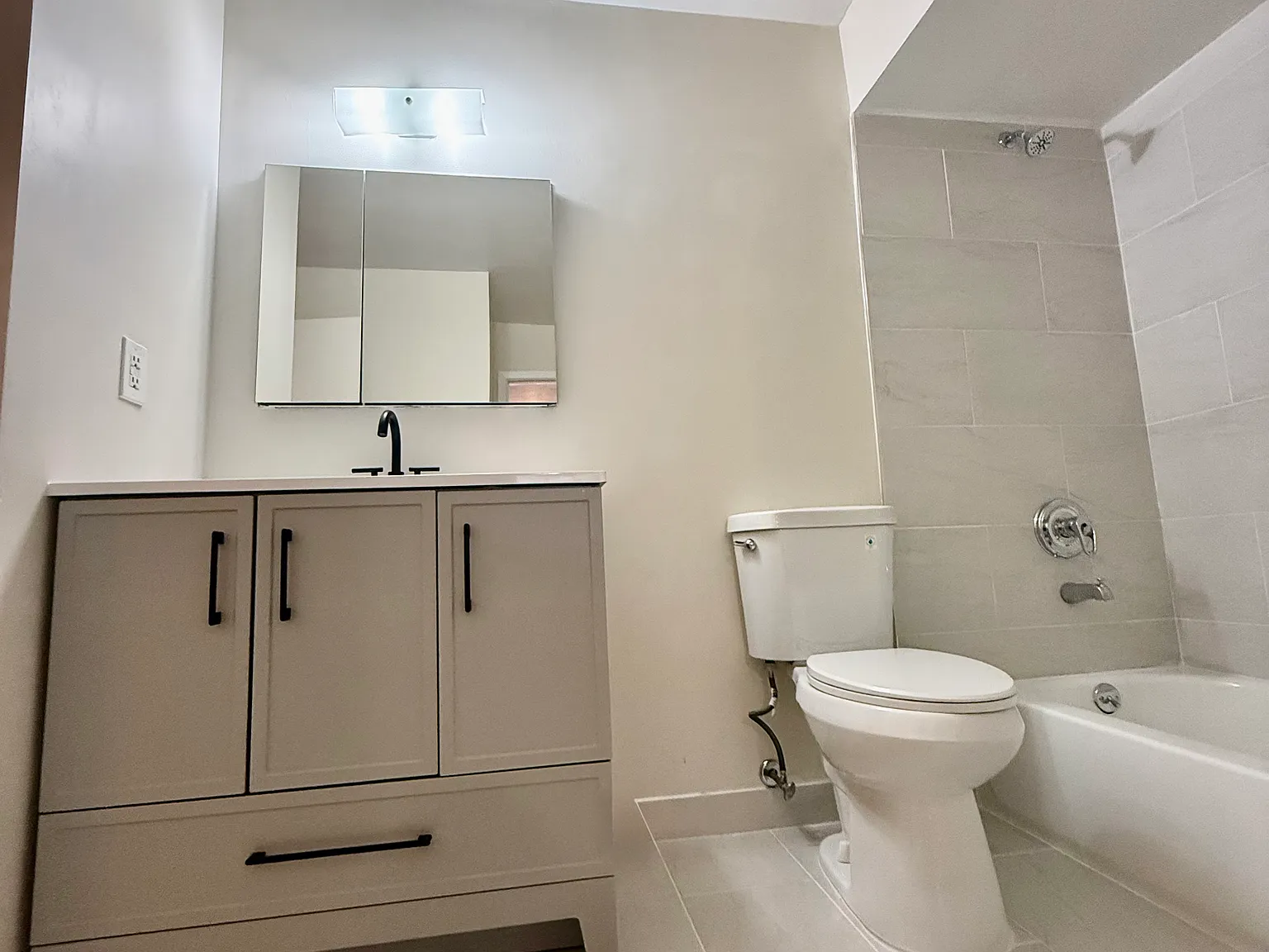 3 bed, 1300 sqft, $3,100 — Photo 3
