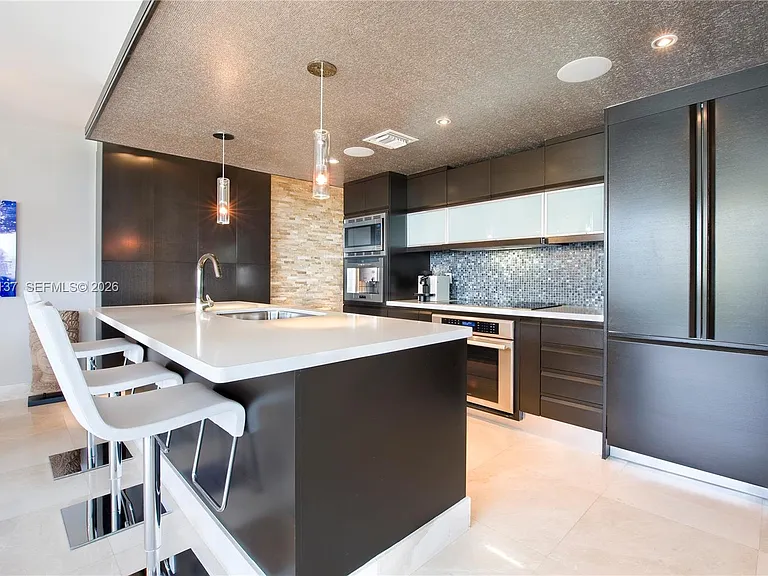 5875 Collins Ave #1008 — Photo 3