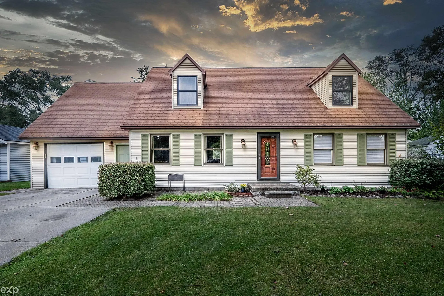 8215 Russell St photo 1
