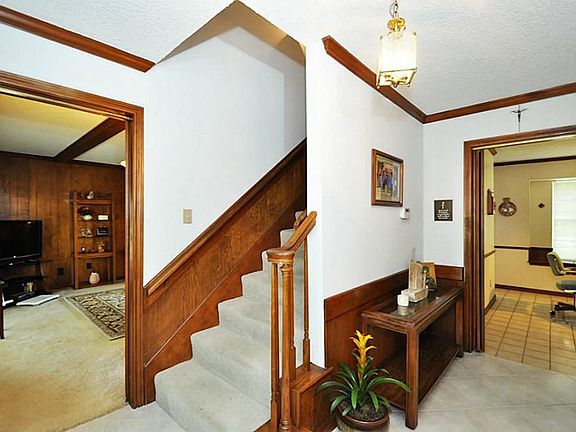 Spacious entry facing towards breakfast area and comfortable den  area on the left.