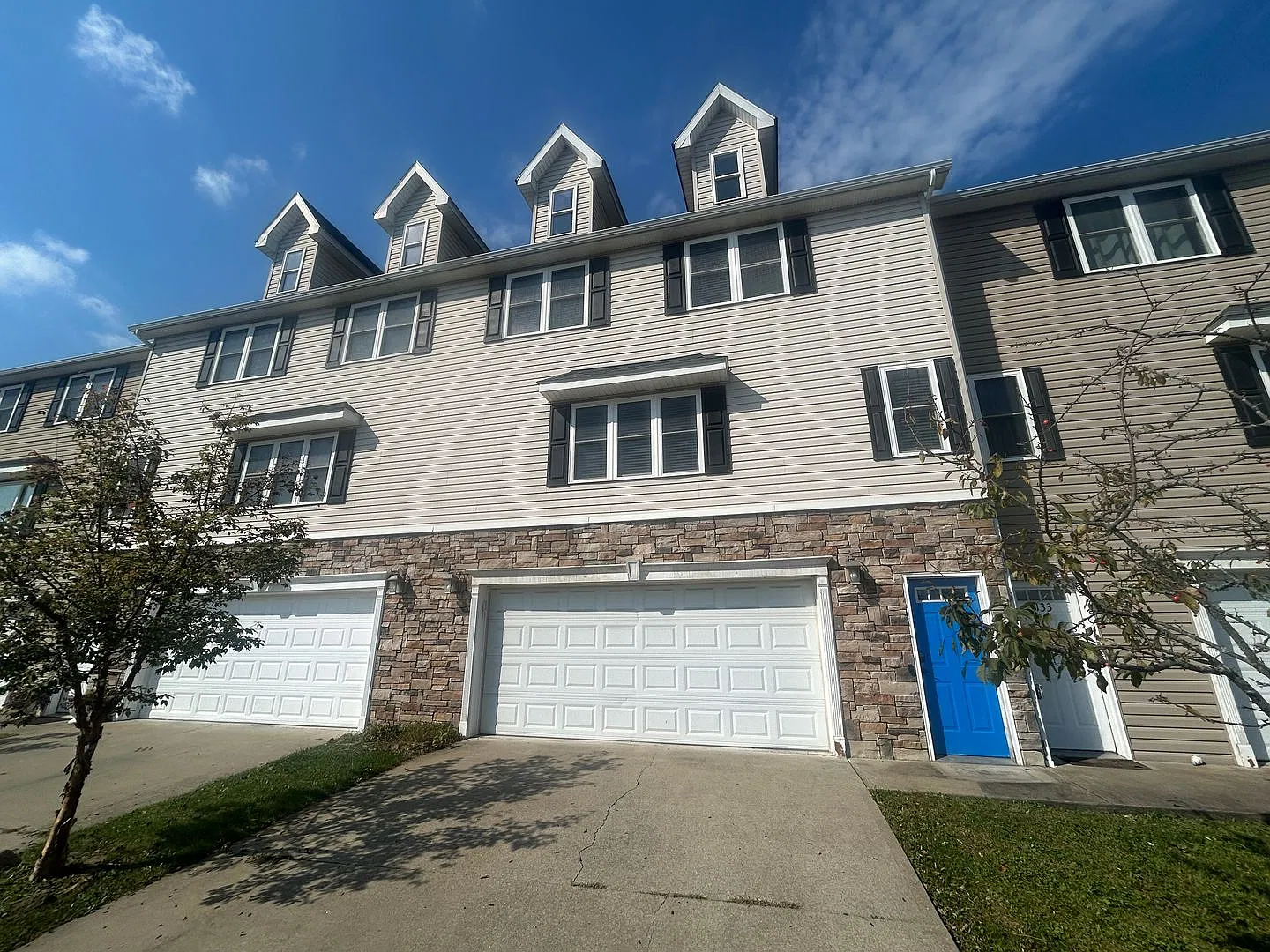 3 Bedroom, 3.5 Bathroom Townhome - Close to Med Center - Available 11/02/2026 — Photo 1
