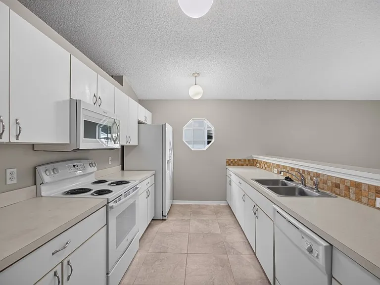 1845 Saga Ct — Photo 8
