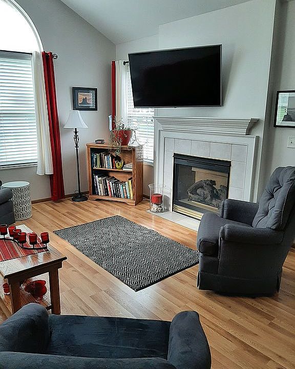 Gas fireplace - laminate oakflooring