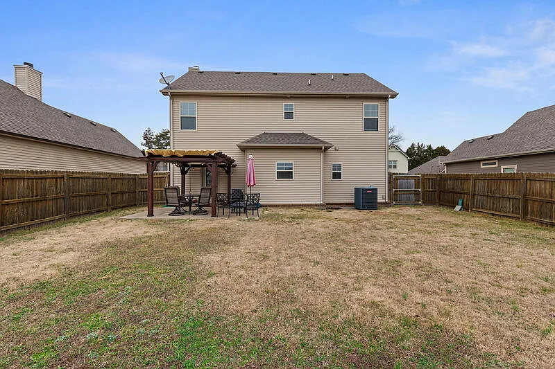 4 bed, 2.5 bath, 1824 sqft, $2,300 — Photo 4