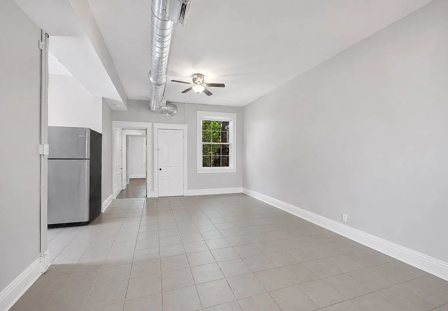 4 bed, 1.0 bath, 966 sqft, $2,535 — Photo 3