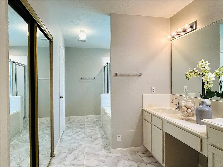 1404 Helmsley Dr — Photo 21
