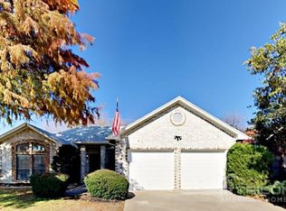 925 Meadowdale Rd, Arlington, TX 76017