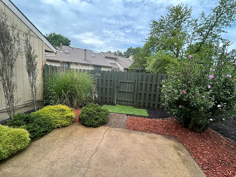 12204 Charlotte St — Photo 49