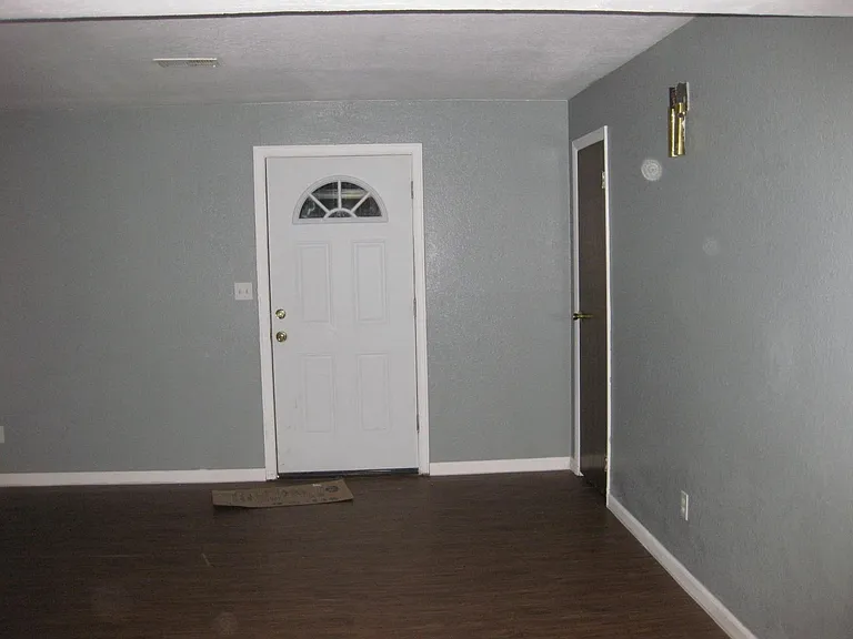 831 Meade St — Photo 3