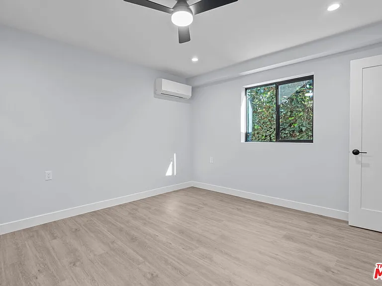 1518 1/4 Stearns Dr — Photo 17