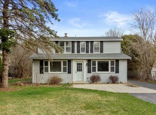 37046 Valley Rd, Oconomowoc, WI 53066