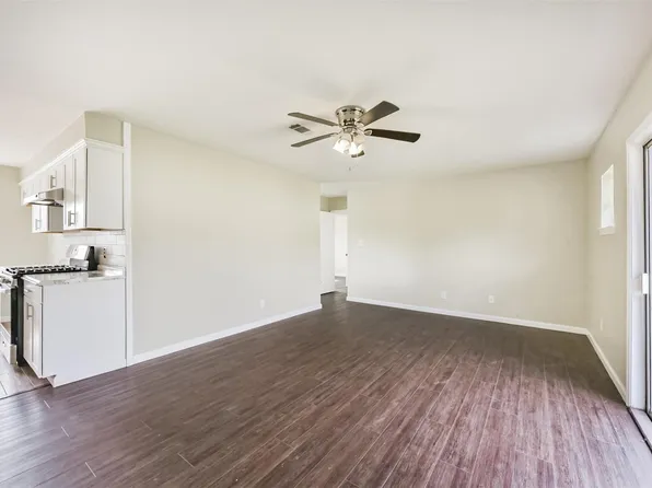 2390 Sarah St, Beaumont, TX 77705