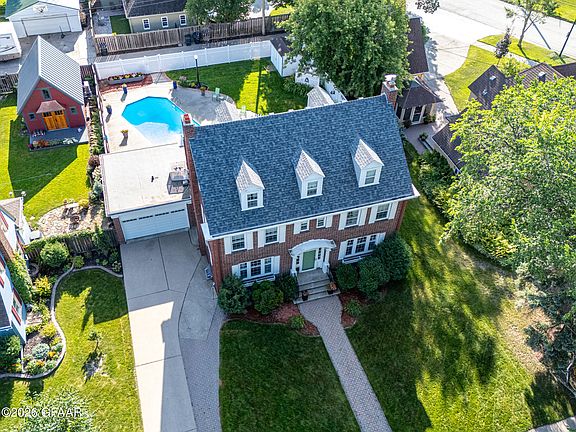 3rd image of 1125 Reeves Dr