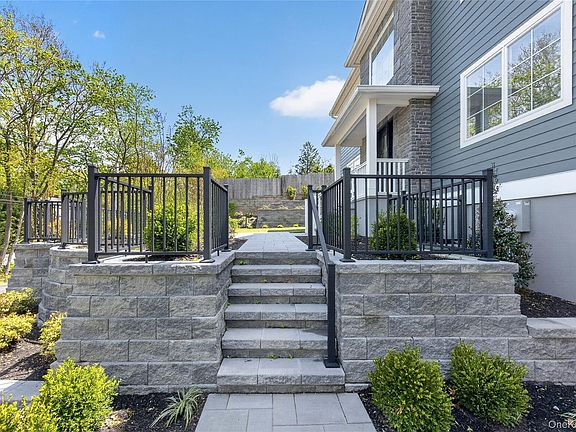 4th image of 208 Cow Neck Road