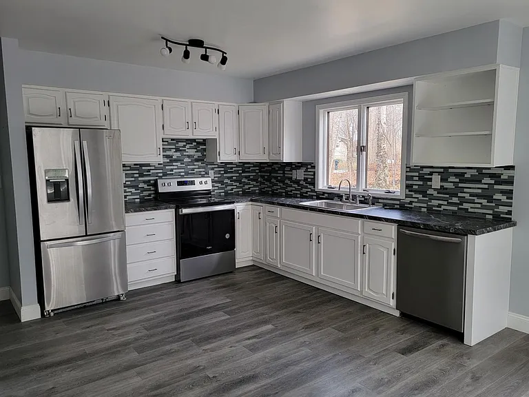 978 Sycamore Dr — Photo 2