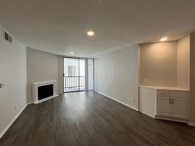 5235 Kester Ave — Photo 67