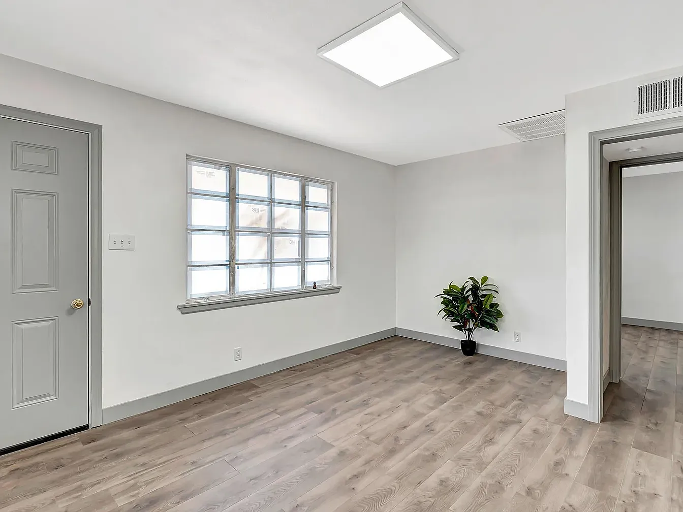 2 bed, 700 sqft, $1,299 — Photo 2
