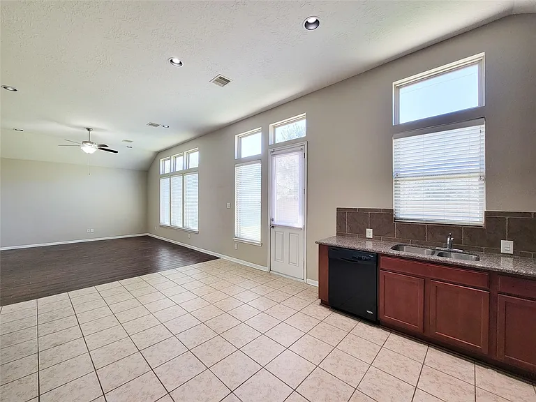 3007 Meadow Prairie St — Photo 11