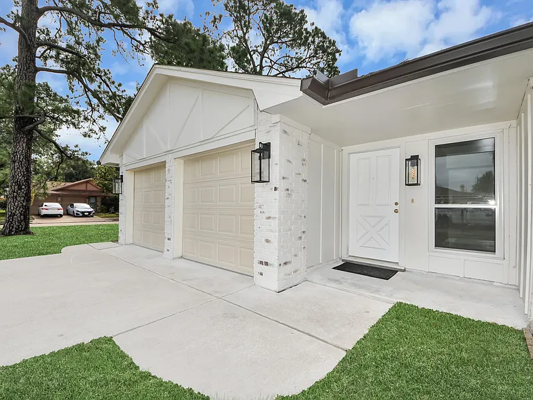 7403 Shady Arbor Ln — Photo 3