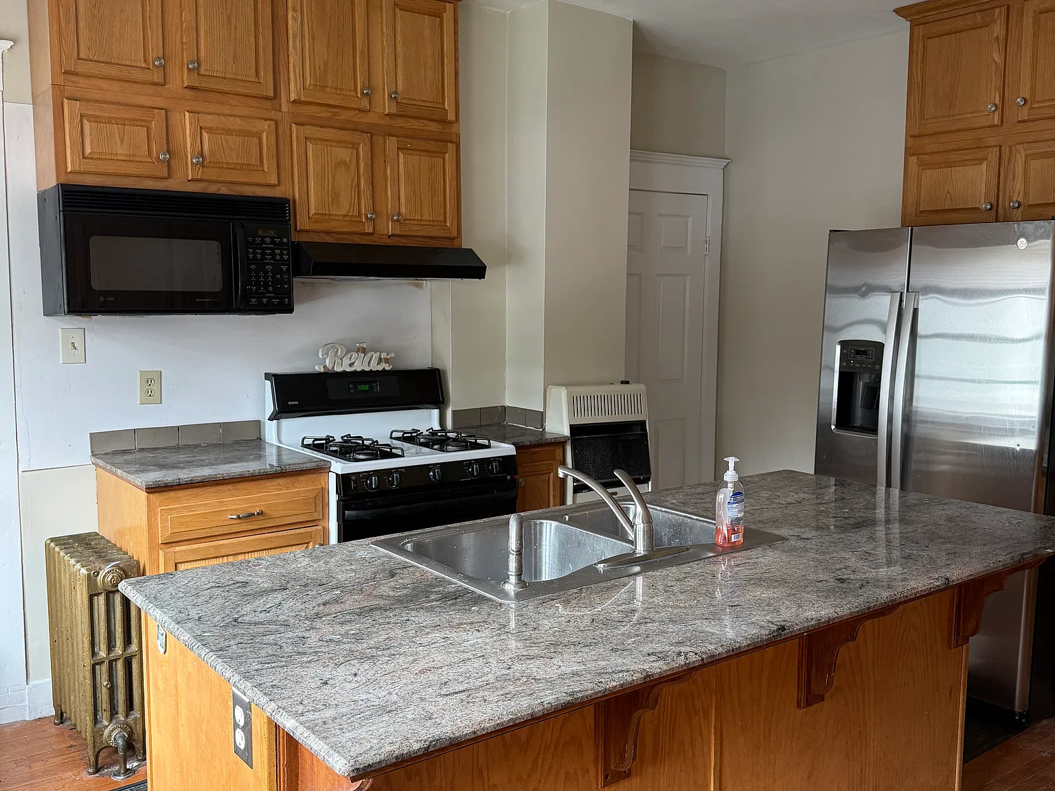 3 bed, 700 sqft, $1,675 — Photo 3